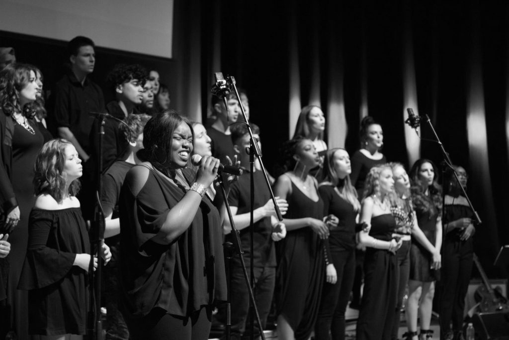 Grupo cantando em coral